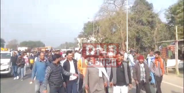 बेगूसराय में ट्रिपल मर्डर से परिजनों में आक्रोश, हत्या से आक्रोशित ग्रामीणों ने एनएच 31 को जाम कर किया हंगामा, जल्द अपराधियों की गिरफ्तारी का कर रहे है मांग  2