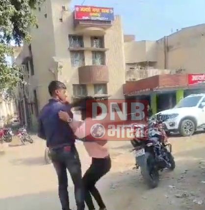 समस्तीपुर: थाने के सामने दिखा प्रेमी जोड़े का हाई वोल्टेज ड्रामा, प्रेमिका को कंधे पर उठाकर भागने लगा प्रेमी, सोशल मीडिया पर खूब हो रहा है वायरल 5