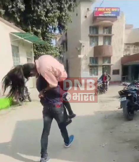 समस्तीपुर: थाने के सामने दिखा प्रेमी जोड़े का हाई वोल्टेज ड्रामा, प्रेमिका को कंधे पर उठाकर भागने लगा प्रेमी, सोशल मीडिया पर खूब हो रहा है वायरल 3