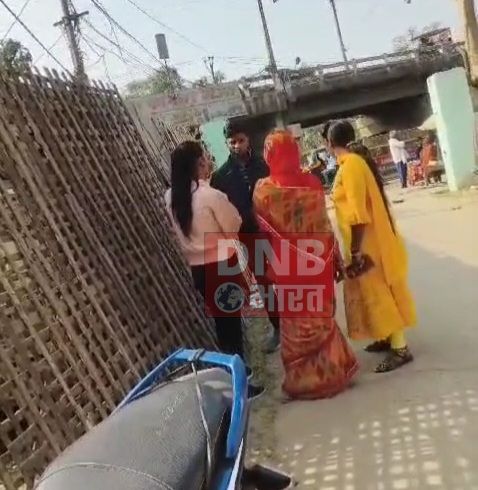 समस्तीपुर: थाने के सामने दिखा प्रेमी जोड़े का हाई वोल्टेज ड्रामा, प्रेमिका को कंधे पर उठाकर भागने लगा प्रेमी, सोशल मीडिया पर खूब हो रहा है वायरल 2