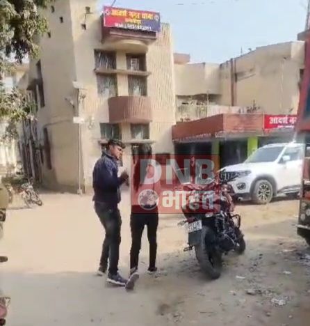 समस्तीपुर: थाने के सामने दिखा प्रेमी जोड़े का हाई वोल्टेज ड्रामा, प्रेमिका को कंधे पर उठाकर भागने लगा प्रेमी, सोशल मीडिया पर खूब हो रहा है वायरल 4