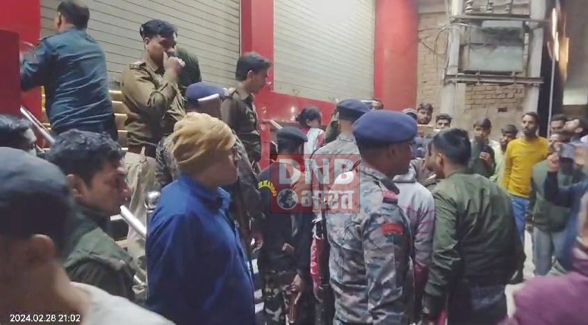 समस्तीपुर: अपराधियों ने ग्राहक बनकर ज्वेलरी शोरूम में घुसा,करीब 1.5 करोड़ से अधिक का ज्वेलरी व ग्राहक से 6 लाख रुपये लूट कर हुआ फरार,इलाके में मचा हड़कंप 3