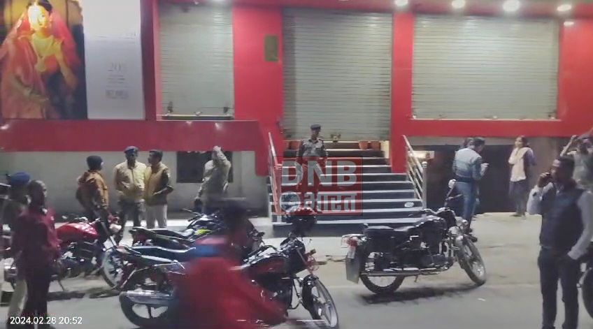 समस्तीपुर: अपराधियों ने ग्राहक बनकर ज्वेलरी शोरूम में घुसा,करीब 1.5 करोड़ से अधिक का ज्वेलरी व ग्राहक से 6 लाख रुपये लूट कर हुआ फरार,इलाके में मचा हड़कंप 2