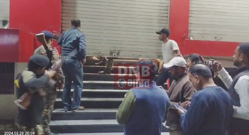 समस्तीपुर: अपराधियों ने ग्राहक बनकर ज्वेलरी शोरूम में घुसा,करीब 1.5 करोड़ से अधिक का ज्वेलरी व ग्राहक से 6 लाख रुपये लूट कर हुआ फरार,इलाके में मचा हड़कंप 5
