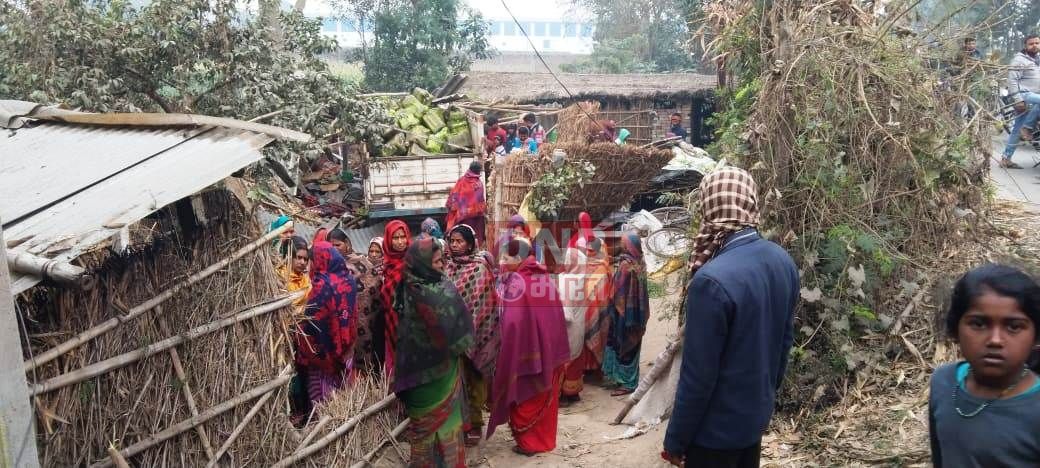 सड़क किनारे एक झोंपड़ी में जा घुसा पिकअप वाहन, एक परिवार के छह सदस्य हुए ज़ख़्मी 2