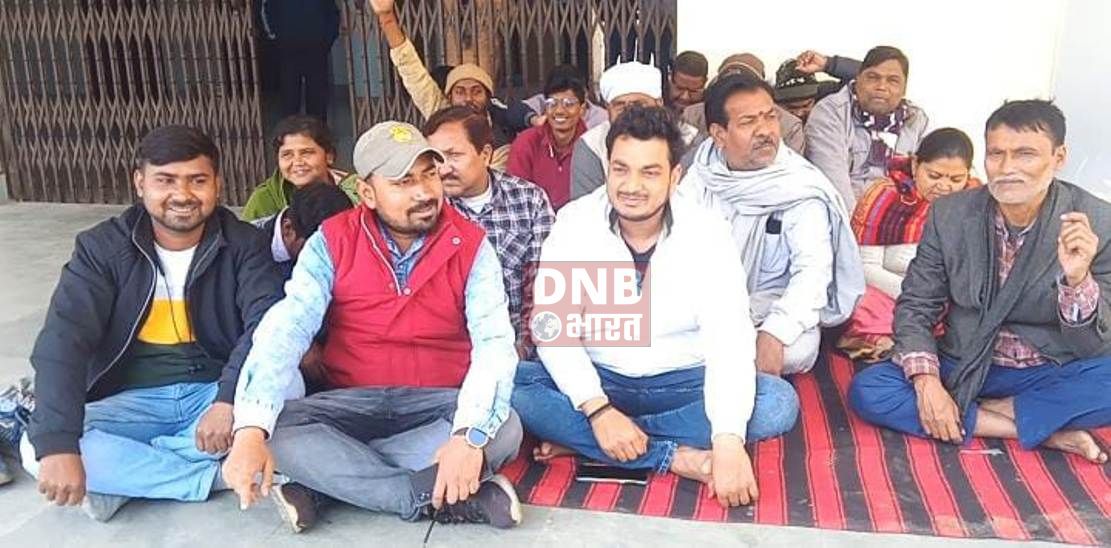 कर्मचारी महासंघ के आह्वान पर कर्मियों ने बछवाड़ा प्रखंड कार्यालय का काम काज ठप कर किया प्रदर्शन 2