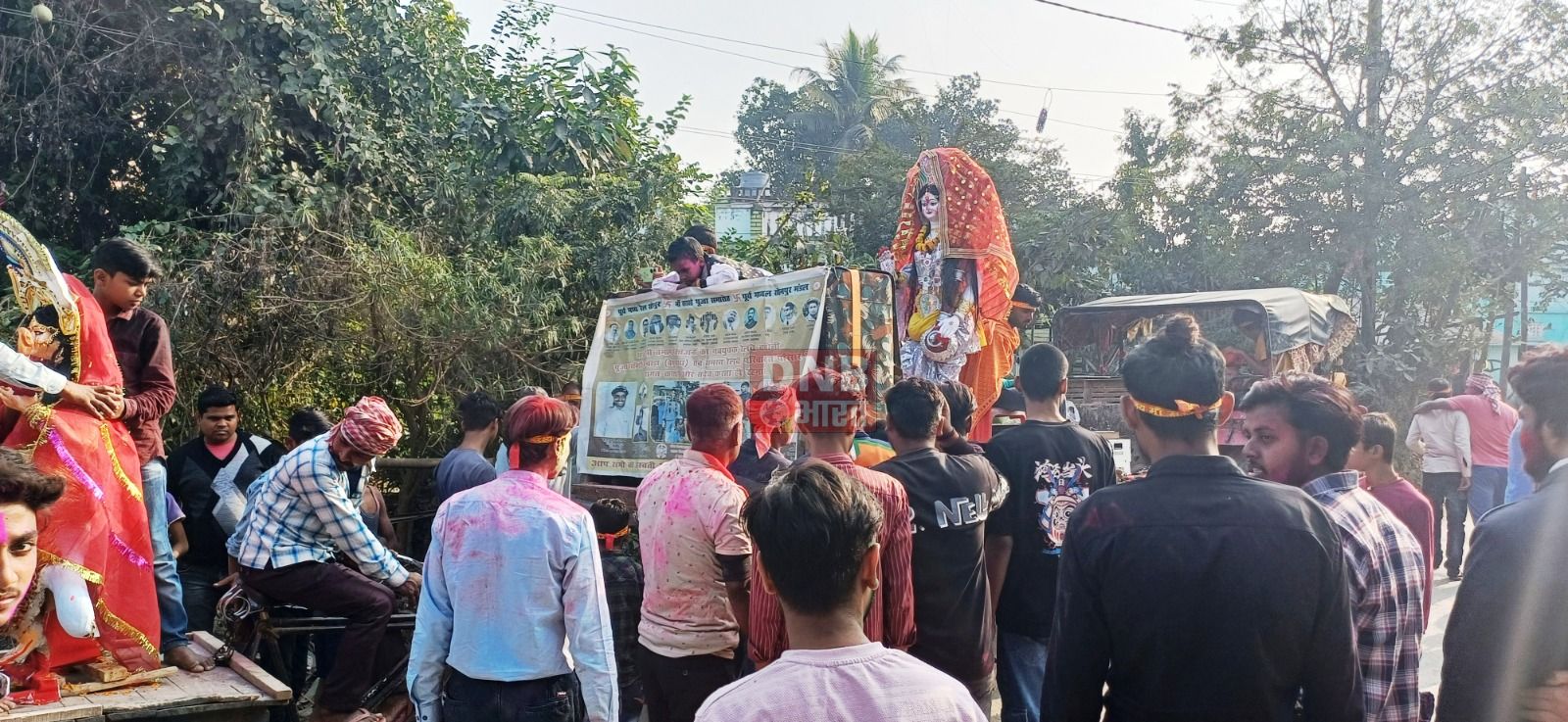 नम आंखों से दी गयी मां सरस्वती की विदाई, किया गया प्रतिमा का विसर्जन 3