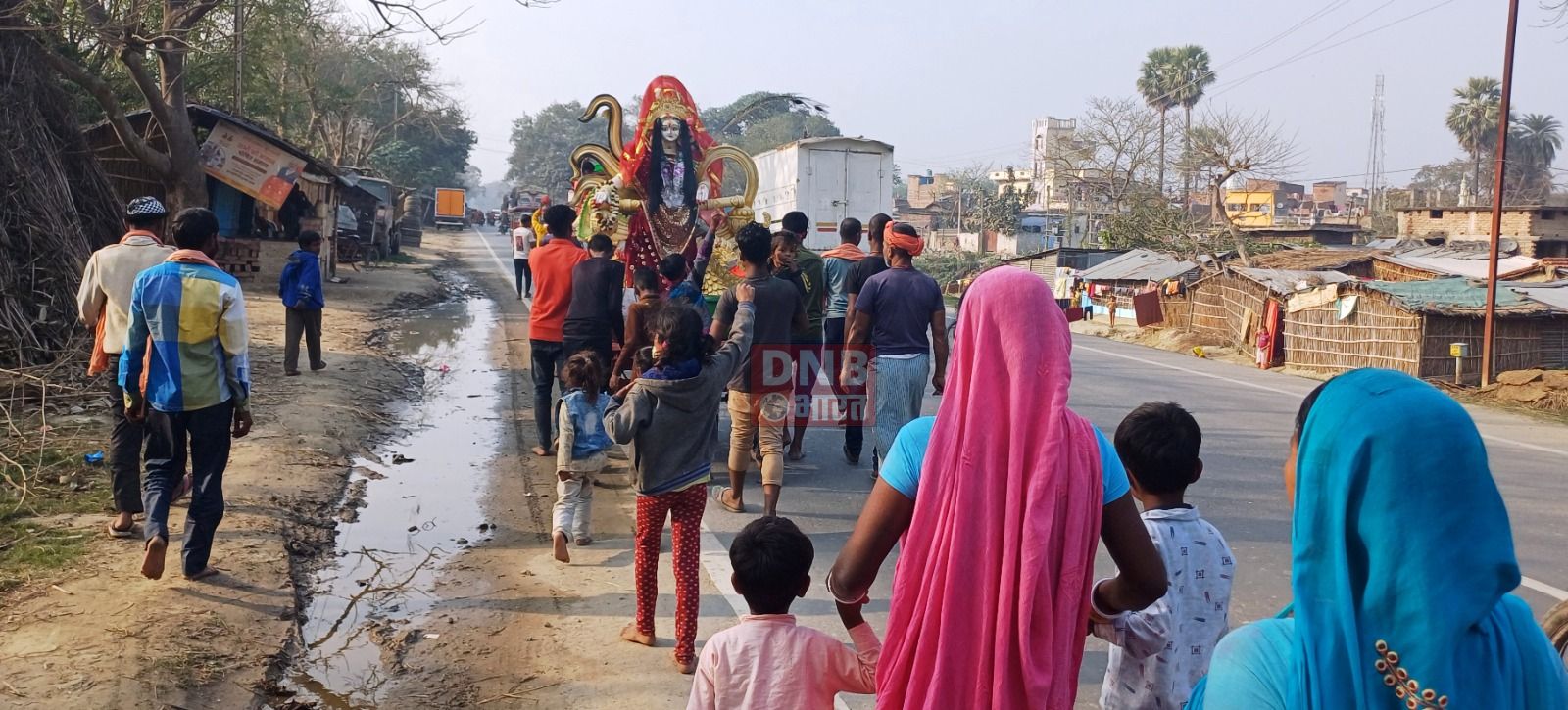 नम आंखों से दी गयी मां सरस्वती की विदाई, किया गया प्रतिमा का विसर्जन 2