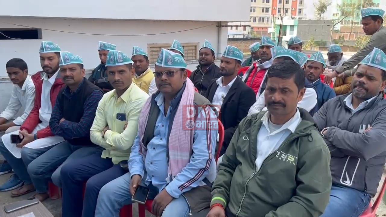पटना के बापू सभागार में 28 फरवरी को आयोजित ग्राम चौपाल कार्यक्रम की समीक्षा हेतु युवा राजद द्वारा बिहारशरीफ पार्टी कार्यालय में की गई बैठक 2