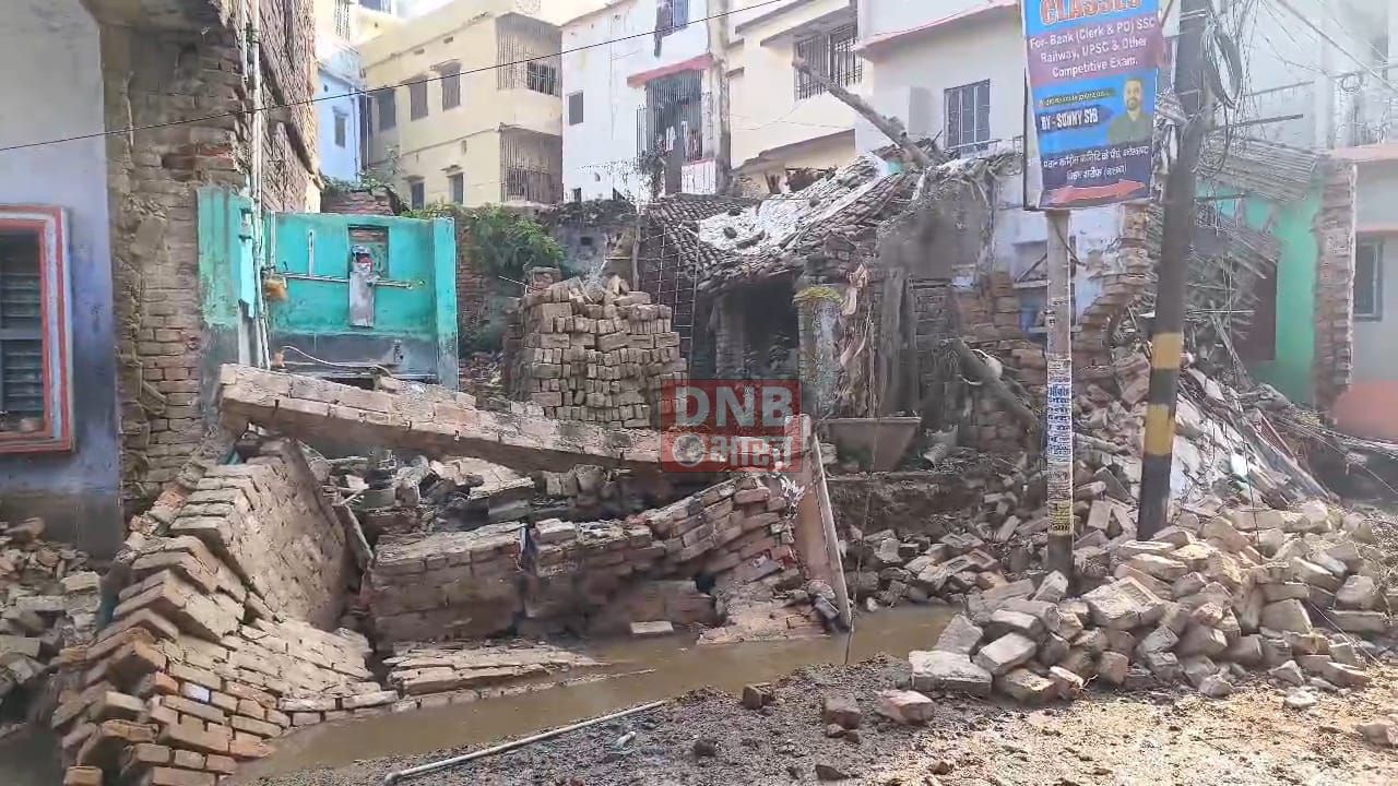 नालंदा: स्मार्ट सिटी योजना के तहत नाला निर्माण के दौरान जर्जर मकान हुआ ध्वस्त, जेएसबी से नाला खुदाई के दौरान मकान हुआ पूरी तरह से ध्वस्त, बाल बाल बचे मजदूर 2
