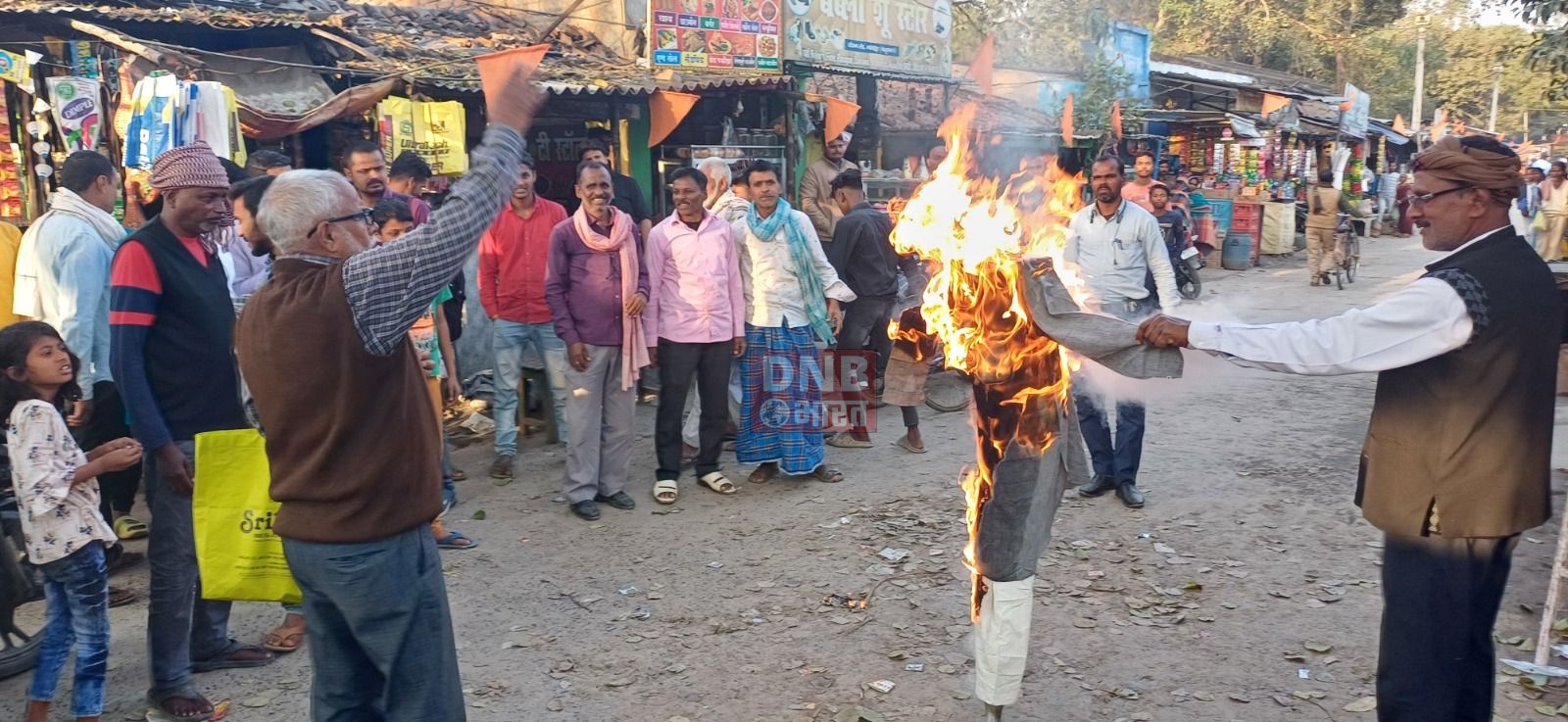 बिहार राज्य किसान सभा के बैनर तले किसान आन्दोलन पर बर्बरता दमन के खिलाफ किसानो ने प्रधानमंत्री का किया पुतला दहन 2