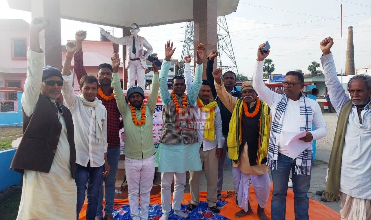 अनिश्चितकालीन भूख हड़ताल पर बैठे लोगो को बीडीओ एवं प्रमुख ने जाँच के आश्वासन के बाद जूस पिलाकर भूख हड़ताल कराया समाप्त 2