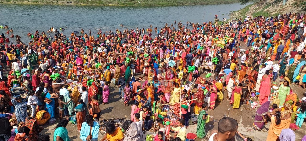 माघी पुर्णिमा के अवसर पर बछवाड़ा के झमटिया गंगा घाट पर उमड़ी श्रद्धालुओं की भीड़ 3