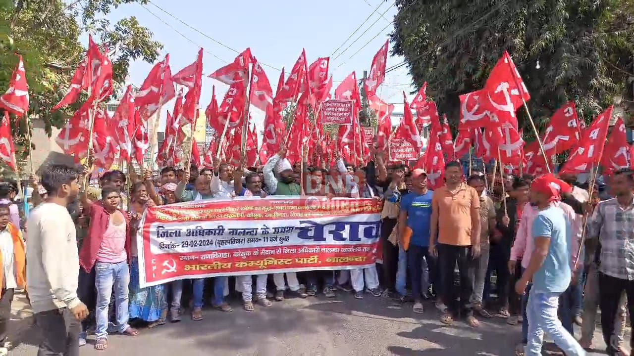 नालंदा: कचड़ा डंपिंग यार्ड से निकलने वाली जहरीले धुएं से परेशान सीपीआई नेता एवं ग्रामीणों ने डीएम कार्यालय का किया घेराव एवं प्रदर्शन 4