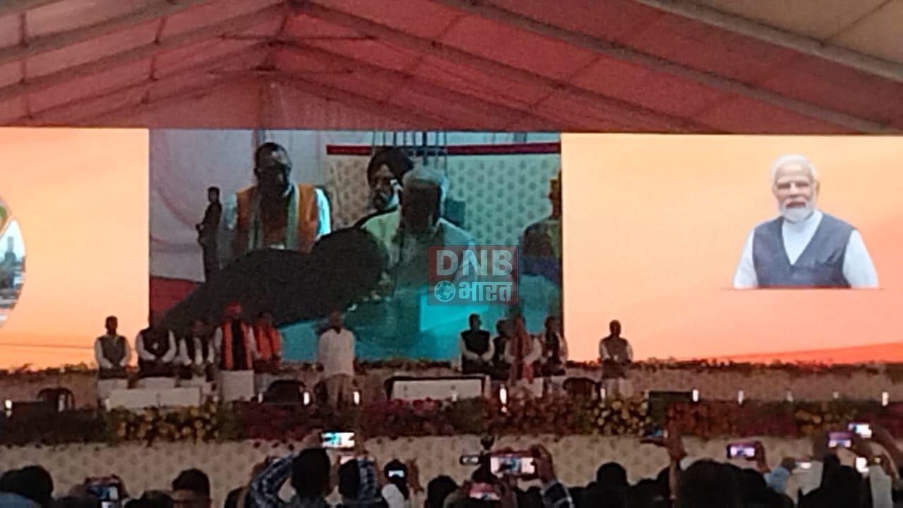 ये वादा नहीं संकल्प और मिशन है, मोदी की गारंटी यानी पूरा होने की गारंटी होय छै - नरेंद्र मोदी 8