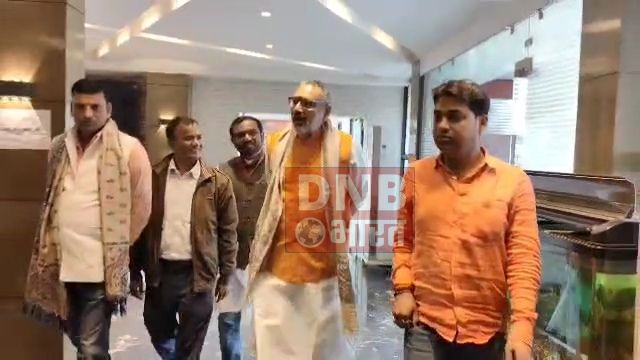 केंद्रीय मंत्री गिरिराज सिंह ने एक बार फिर राहुल गांधी को आरे हाथों लेते हुए कहा है कि कसाई के श्राप देने से गाय की मृत्यु नहीं होती। आज राहुल गांधी खुद मियां मिट्ठू बन रहे हैं, जबकि देश की जनता सब कुछ जान रही है 3