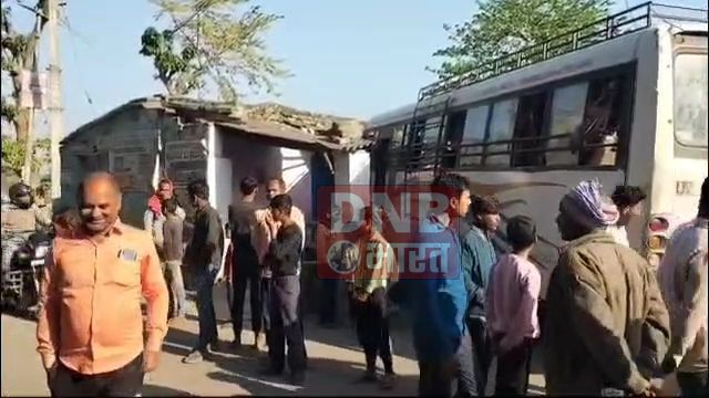 बेगूसराय में बारात जा रही बस अनियंत्रित होकर सड़क किनारे बने दुकान से टकराई,कई सवार घायल, चालक बस छोड़कर फरार 3
