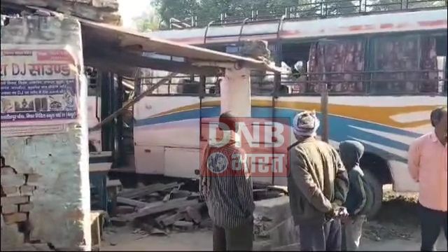 बेगूसराय में बारात जा रही बस अनियंत्रित होकर सड़क किनारे बने दुकान से टकराई,कई सवार घायल, चालक बस छोड़कर फरार 2