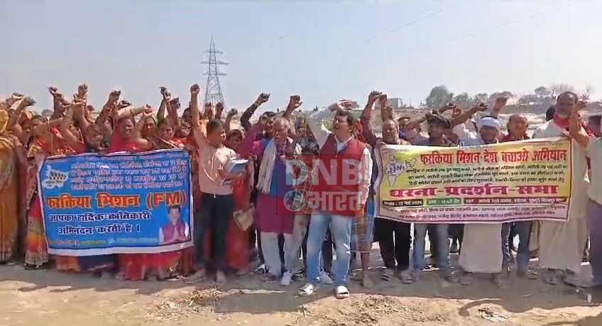 खगड़िया: अलौली गढ़ घाट पर पुल बनाने, अलौली तक ट्रेन चालू करने की मांग को लेकर किया प्रदर्शन 3