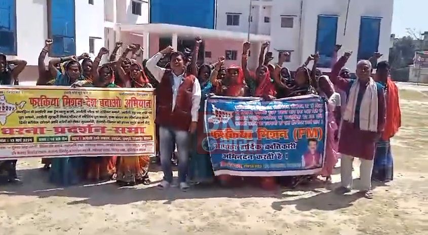 खगड़िया: अलौली गढ़ घाट पर पुल बनाने, अलौली तक ट्रेन चालू करने की मांग को लेकर किया प्रदर्शन 2
