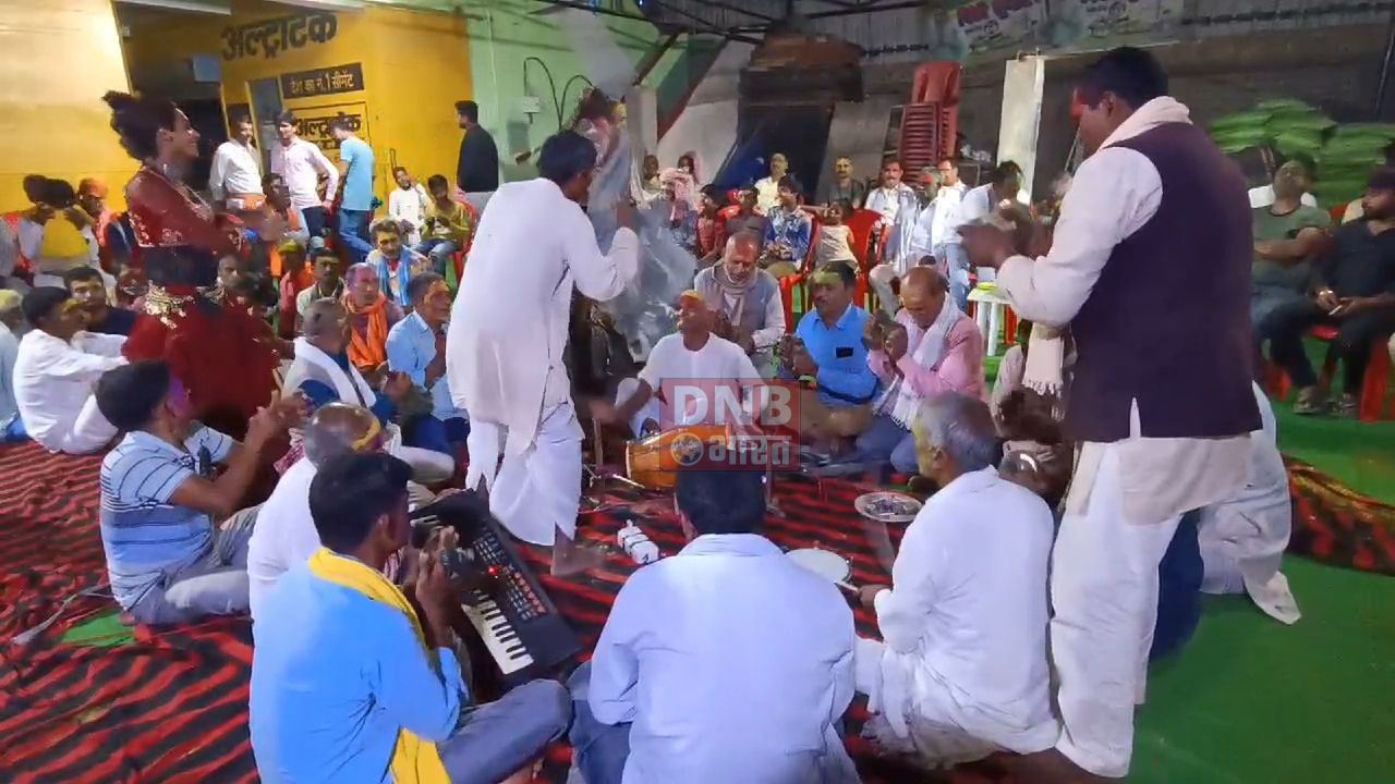 नालंदा: होली मिलन समारोह में पारंपरिक फगुआ गीतों ने लोगों का मन मोह लिया,ढोलक, झाल और मंजीरे की थाप पर कलाकारों ने फगुआ के गीत गाए 2