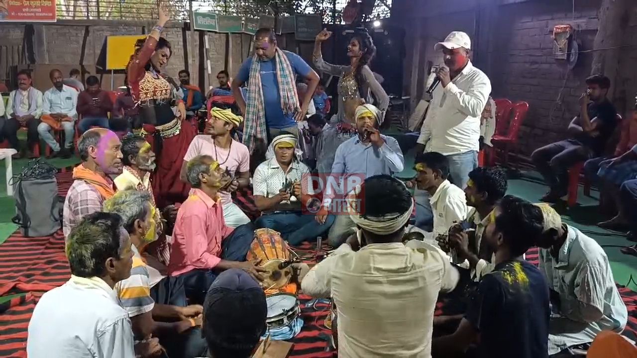 नालंदा: होली मिलन समारोह में पारंपरिक फगुआ गीतों ने लोगों का मन मोह लिया,ढोलक, झाल और मंजीरे की थाप पर कलाकारों ने फगुआ के गीत गाए 3