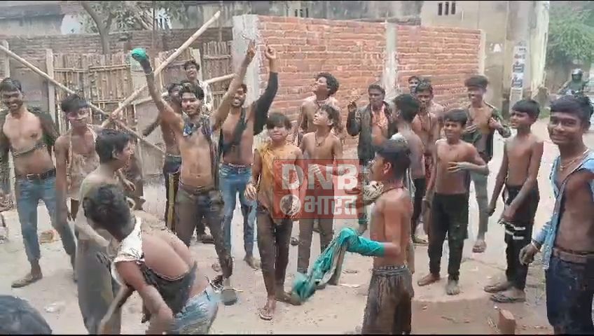 बिहार शरीफ में युवक ने खेली कीचड़ से होली, दो दिनों तक मनाया जायेगा होली, रंग अबीर गुलाल के साथ साथ कीचड़ से होली खेलने की है परंपरा 2
