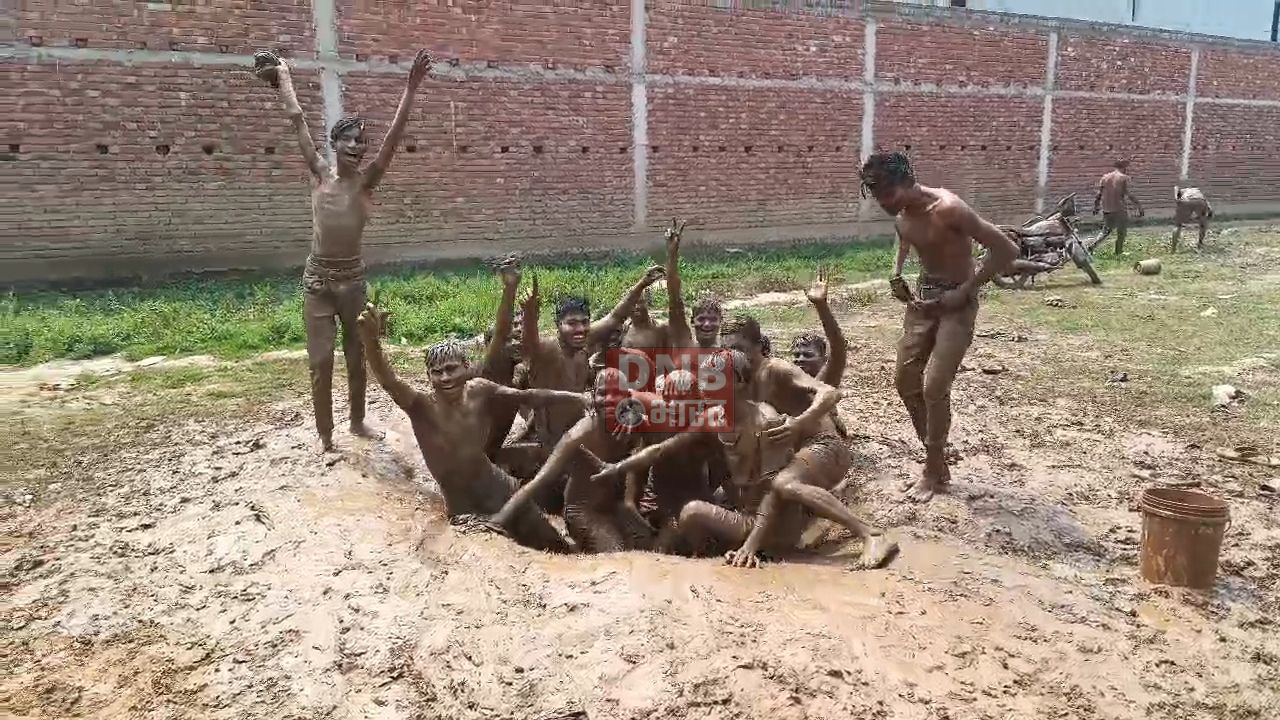 बिहार शरीफ में युवक ने खेली कीचड़ से होली, दो दिनों तक मनाया जायेगा होली, रंग अबीर गुलाल के साथ साथ कीचड़ से होली खेलने की है परंपरा 3