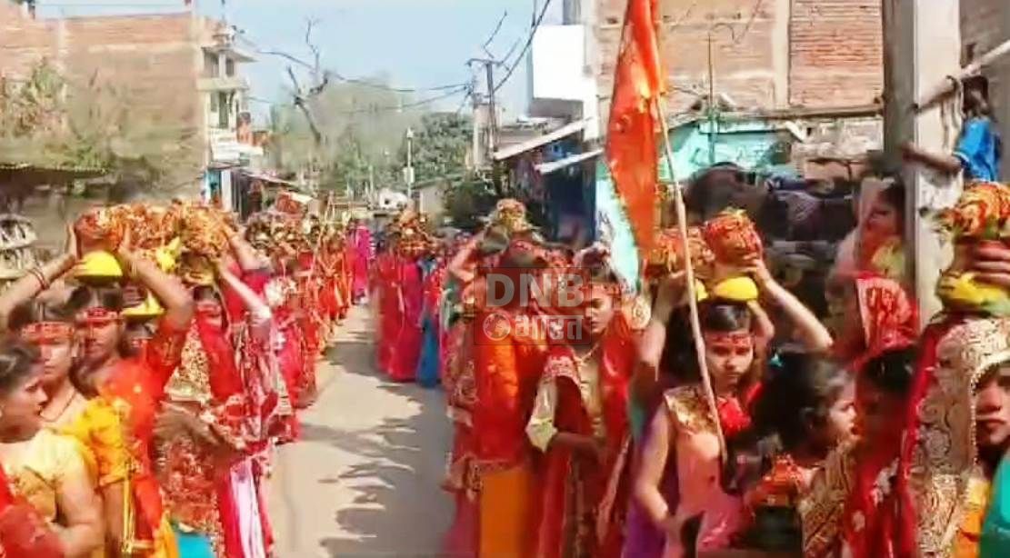 सात दिवसीय श्रीमद्भागवत कथा को लेकर निकाली गई कलश शोभा यात्रा,सैकड़ों की संख्या में कुंवारी कन्या समेत ग्रामीण हुए शामिल 2