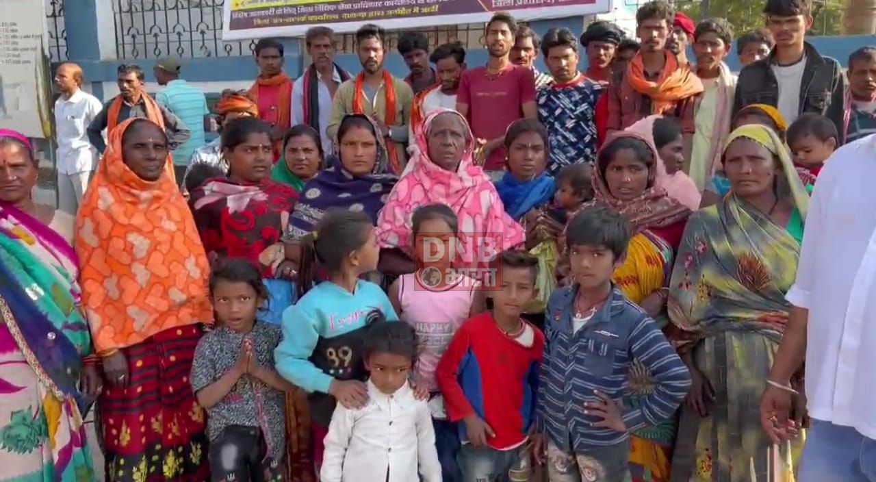 महादलितो के घरों पर चला प्रशासन का बुलडोजर, पीड़ित परिवार ने डीएम से लगाई मदद की गुहार 2