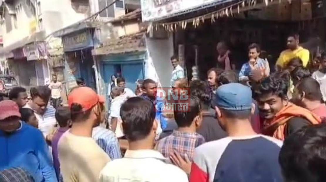 बेगूसराय में बीती रात बेखौफ अपराधियों ने स्वर्ण व्यवसाई से लुट के विरोध में दूकानदार ने दूकान बंद कर प्रशासन पर लापरवाही का आरोप लगाकर अपराधी को गिरफ़्तारी की मांग की 2
