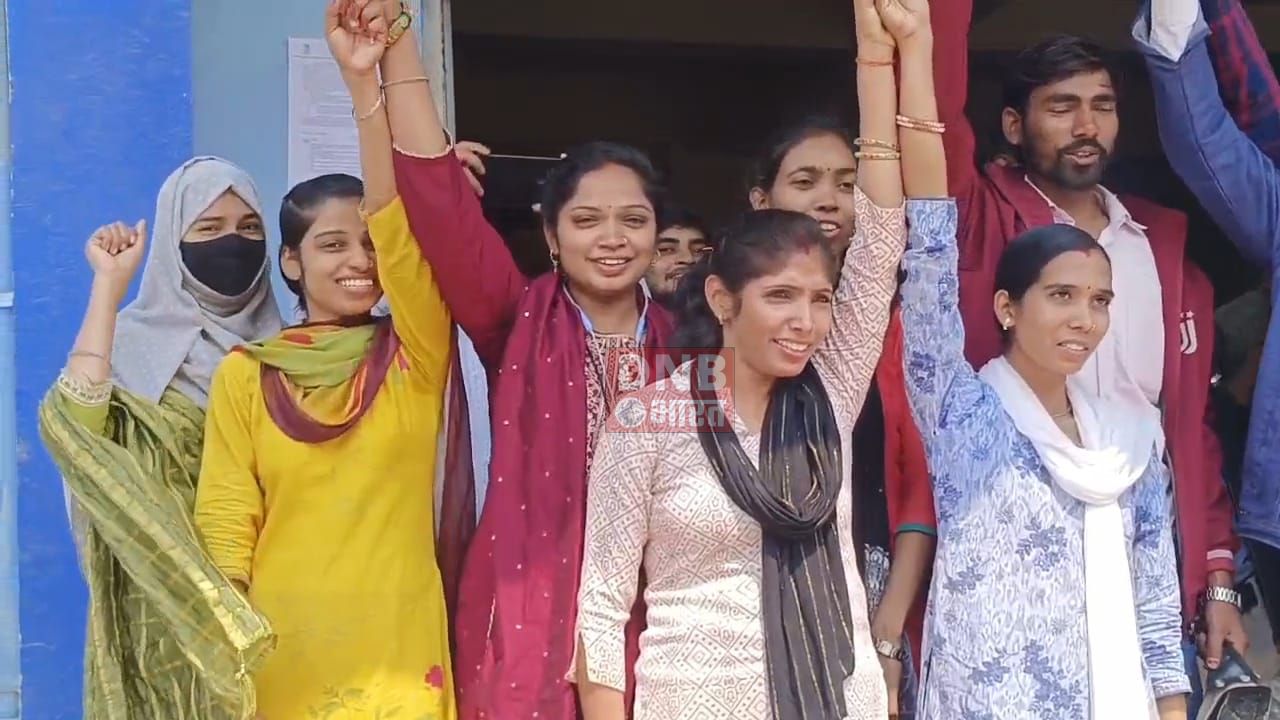नालंदा: स्वास्थ्य विभाग के नए कार्य आदेश के विरोध में स्वास्थ्य विभाग में डाटा एंट्री ऑपरेटर के पद पर तैनात सभी कर्मियों ने सिविल सर्जन कार्यालय का समक्ष किया प्रदर्शन 2
