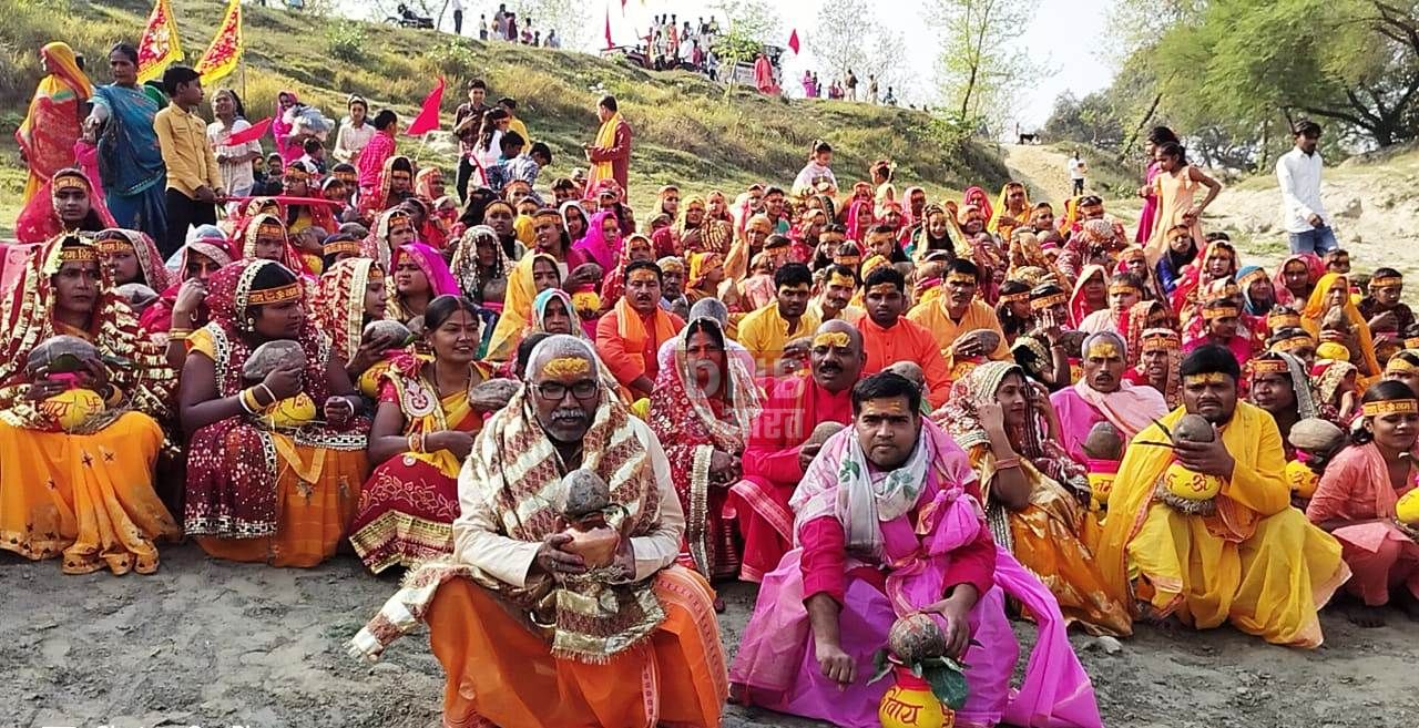 बेगूसराय जिले के खोदावंदपुर प्रखंड के फफौत पंचायत के तारा गांव स्थित नवनिर्मित मंदिर तारकेश्वर धाम में कार्यक्रम को लेकर निकाली गई भव्य कलश शोभायात्रा 2