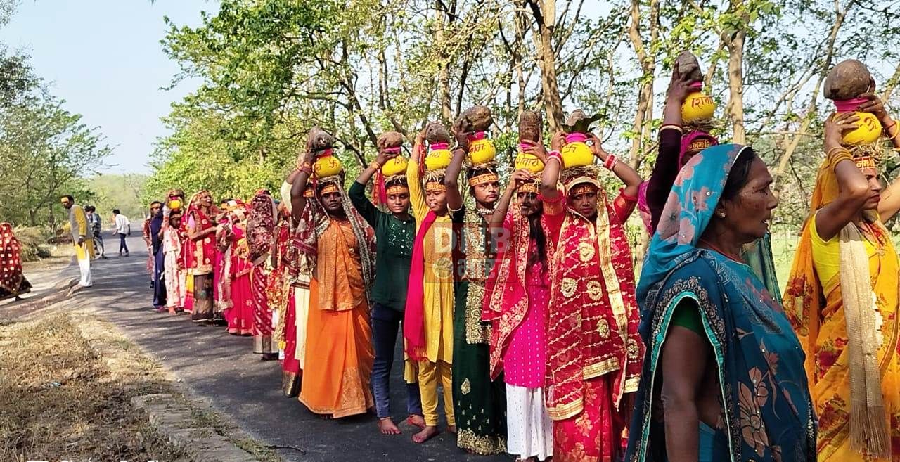 बेगूसराय जिले के खोदावंदपुर प्रखंड के फफौत पंचायत के तारा गांव स्थित नवनिर्मित मंदिर तारकेश्वर धाम में कार्यक्रम को लेकर निकाली गई भव्य कलश शोभायात्रा 3