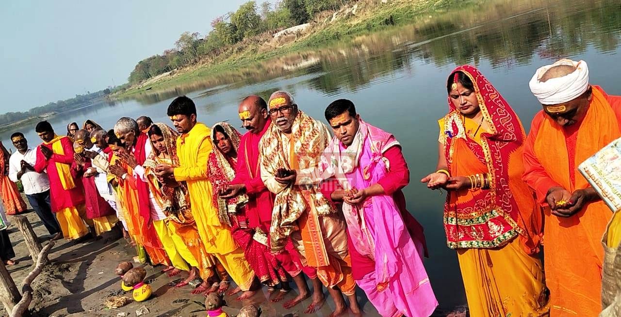 बेगूसराय जिले के खोदावंदपुर प्रखंड के फफौत पंचायत के तारा गांव स्थित नवनिर्मित मंदिर तारकेश्वर धाम में कार्यक्रम को लेकर निकाली गई भव्य कलश शोभायात्रा 4