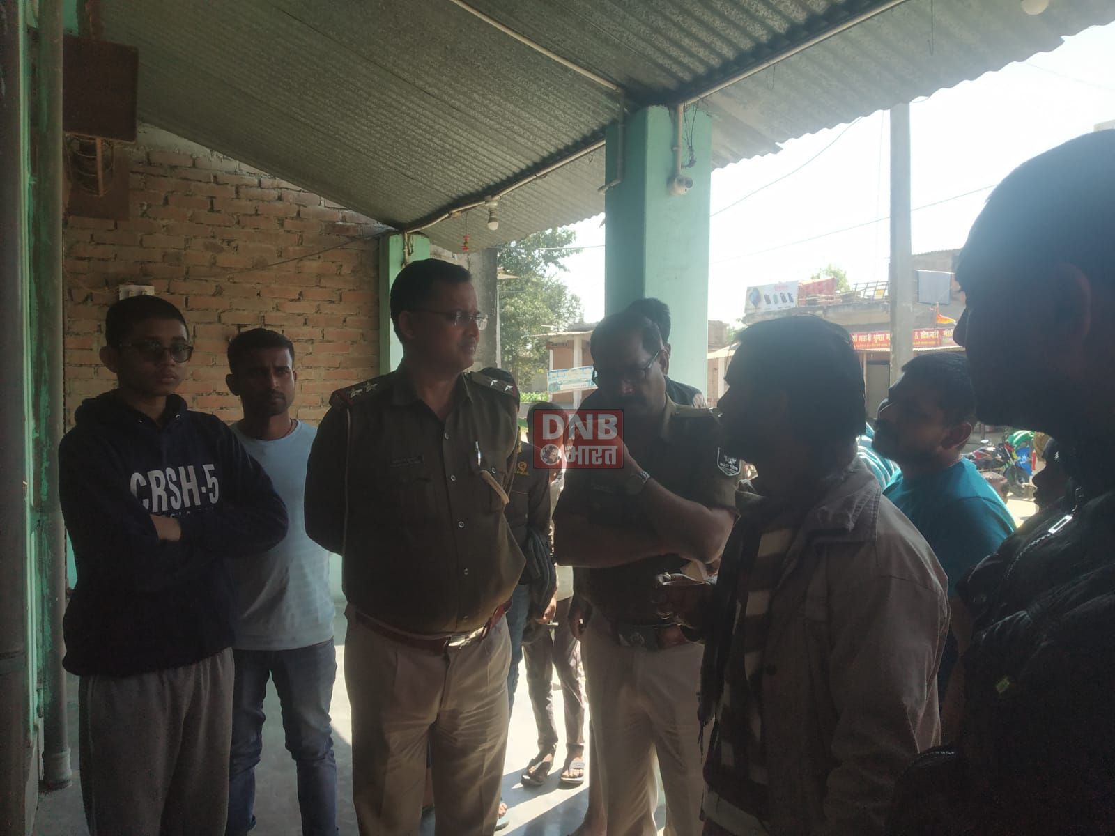 खोदावंदपुर थाना अन्तर्गत ज्वेलरी की दुकान का शटर तोड़कर चोरों ने उड़ाए 5 लाख के गहने, पुलिस कर रही है जांच 3