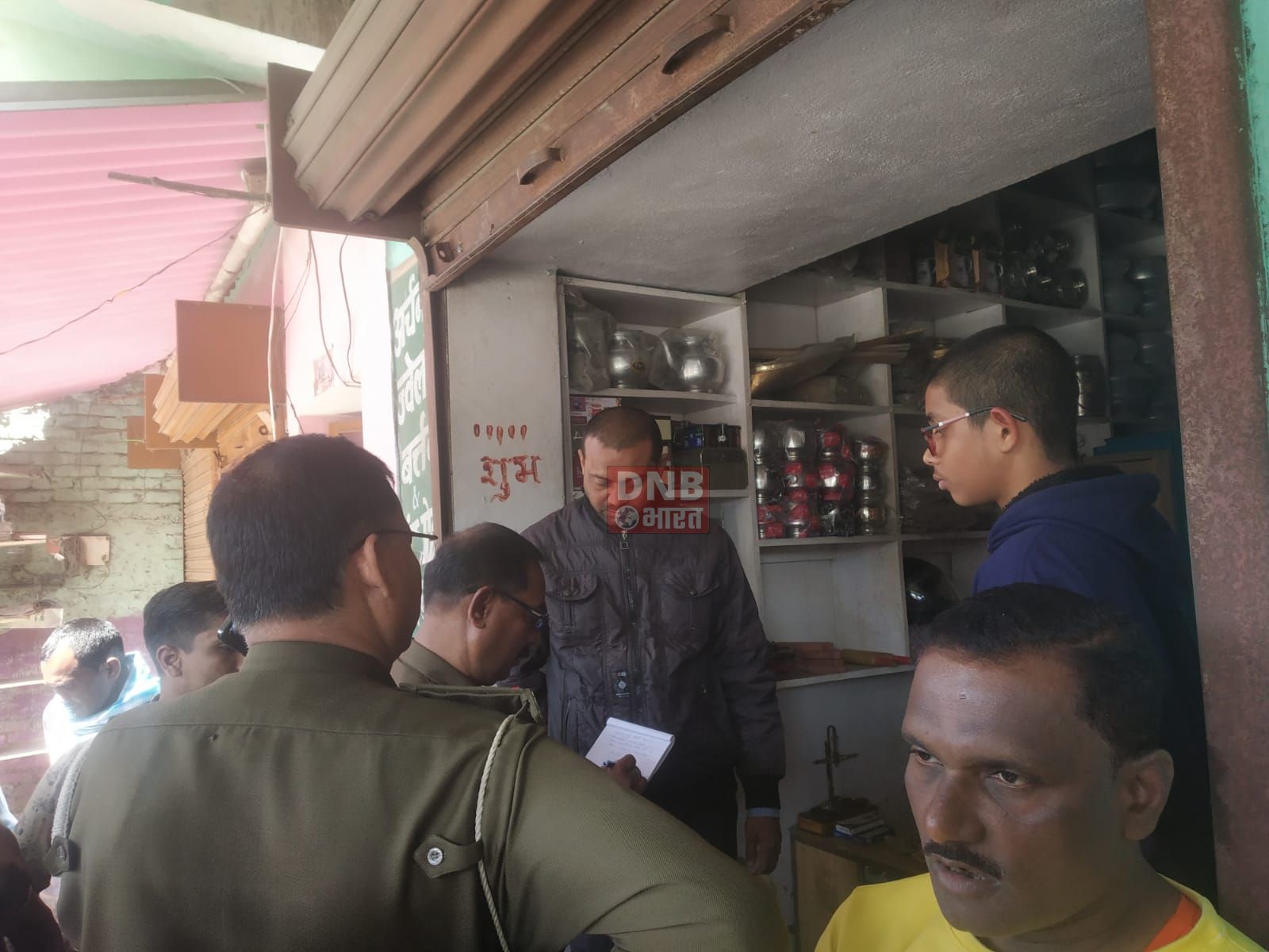 खोदावंदपुर थाना अन्तर्गत ज्वेलरी की दुकान का शटर तोड़कर चोरों ने उड़ाए 5 लाख के गहने, पुलिस कर रही है जांच 2