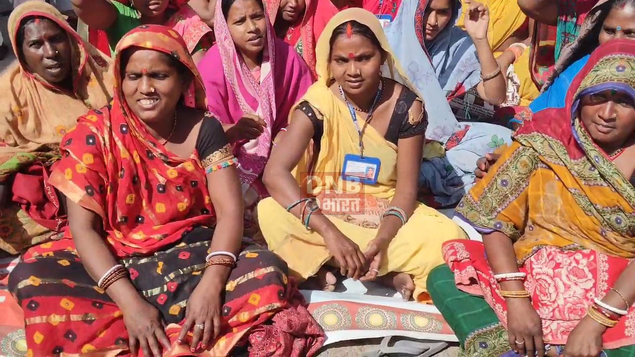 ठिकेदार के अधीन कार्यरत सफाई कर्मी, नाईट गार्ड व रसोईया ने प्राइवेट कम्पनी पर तीन महीने कार्य कराने के उपरांत फरार होने का आरोप लगाते हड़ताली चौक पर दिया धरना 2