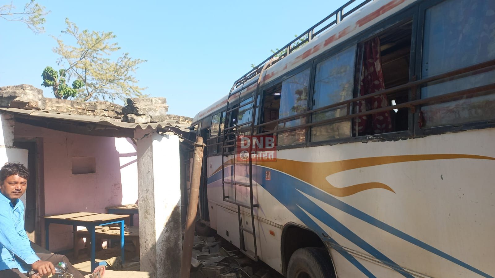 बारात जा रही बस अनियंत्रित होकर सड़क किनारे दूकान से टकराई, दूकान क्षतिग्रस्त, बालबाल बचे बस सवार 2