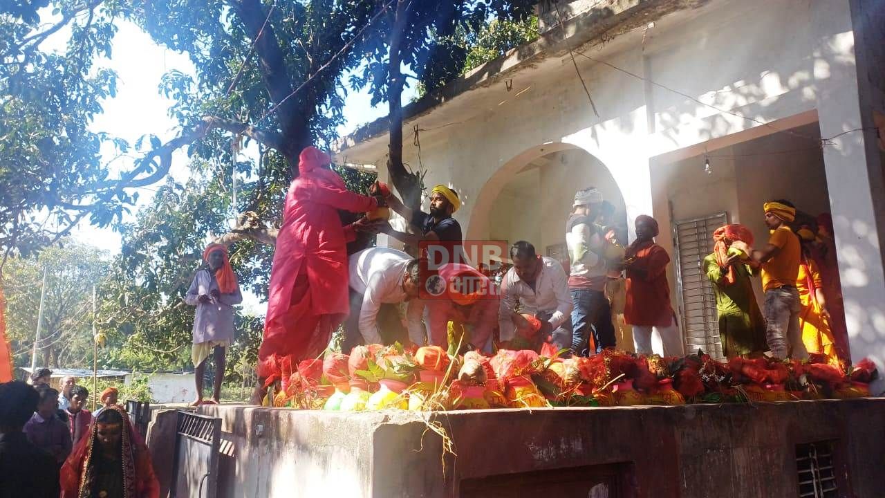 महाशिवरात्रि के मौके पर शिवालय में जलाभिषेक करने को लेकर उमड़ी श्रद्धालुओं की भीड़ 2