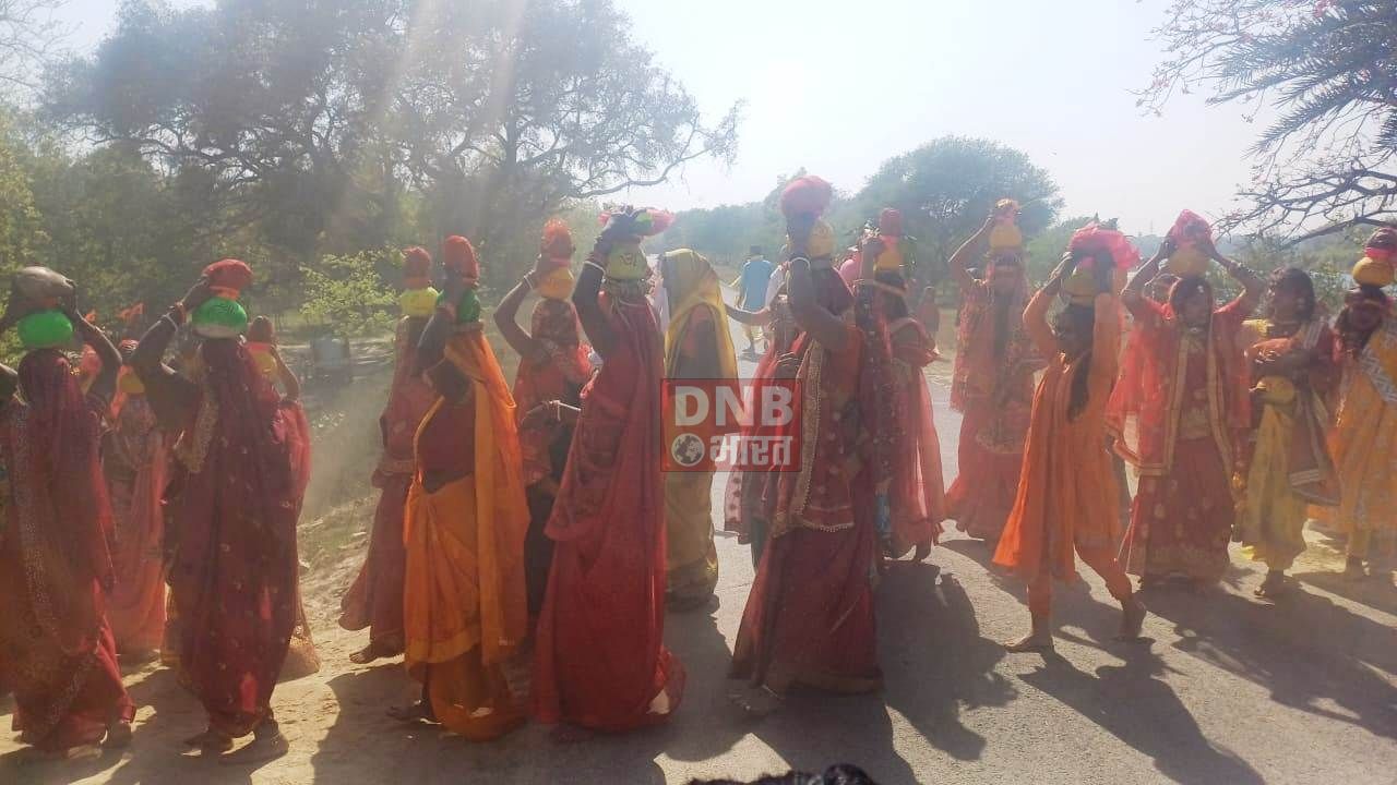 शिवलिंग के प्राण प्रतिष्ठा को लेकर निकाली गयी कलश शोभायात्रा, बाबा पाण्डेश्वर धाम बरियारपुर पश्चिमी में कार्यक्रम का हुआ आयोजित 3