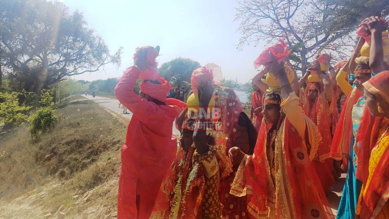 शिवलिंग के प्राण प्रतिष्ठा को लेकर निकाली गयी कलश शोभायात्रा, बाबा पाण्डेश्वर धाम बरियारपुर पश्चिमी में कार्यक्रम का हुआ आयोजित 2