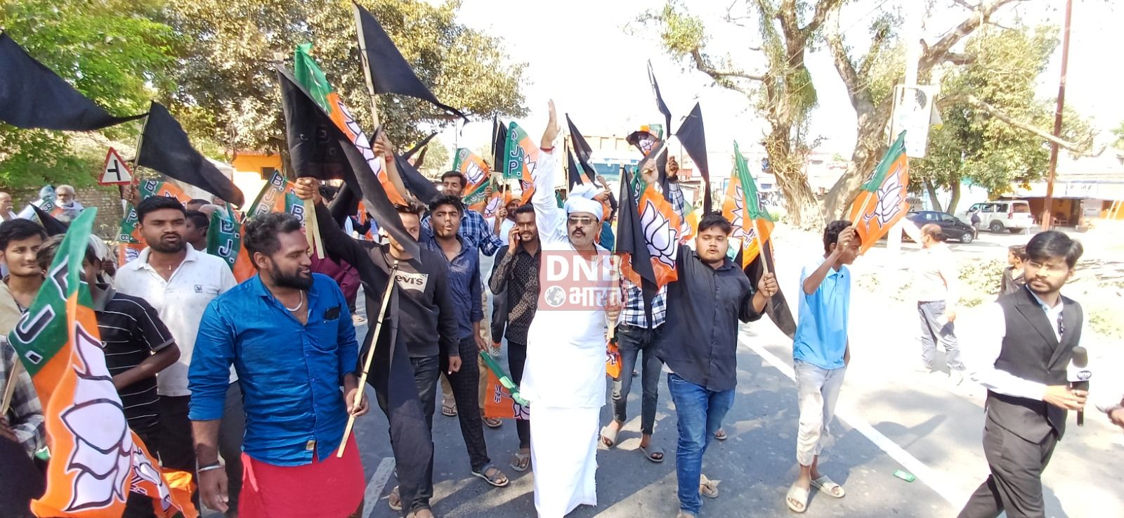बेगूसराय सांसद सह केन्द्रीय मंत्री गिरिराज सिंह को भाजपा कार्यकर्ताओ ने काला झंडा दिखाकर किया विरोध 4