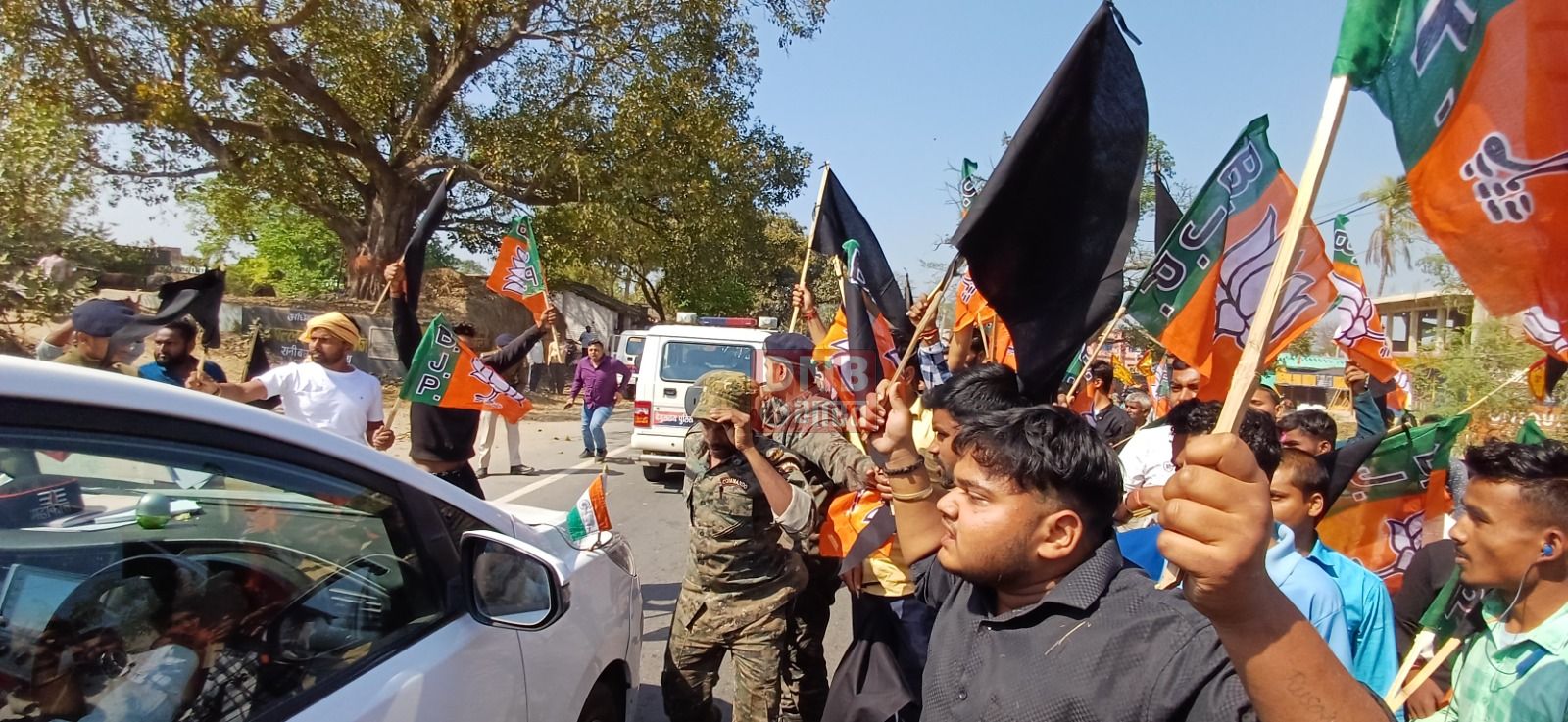 बेगूसराय सांसद सह केन्द्रीय मंत्री गिरिराज सिंह को भाजपा कार्यकर्ताओ ने काला झंडा दिखाकर किया विरोध 3