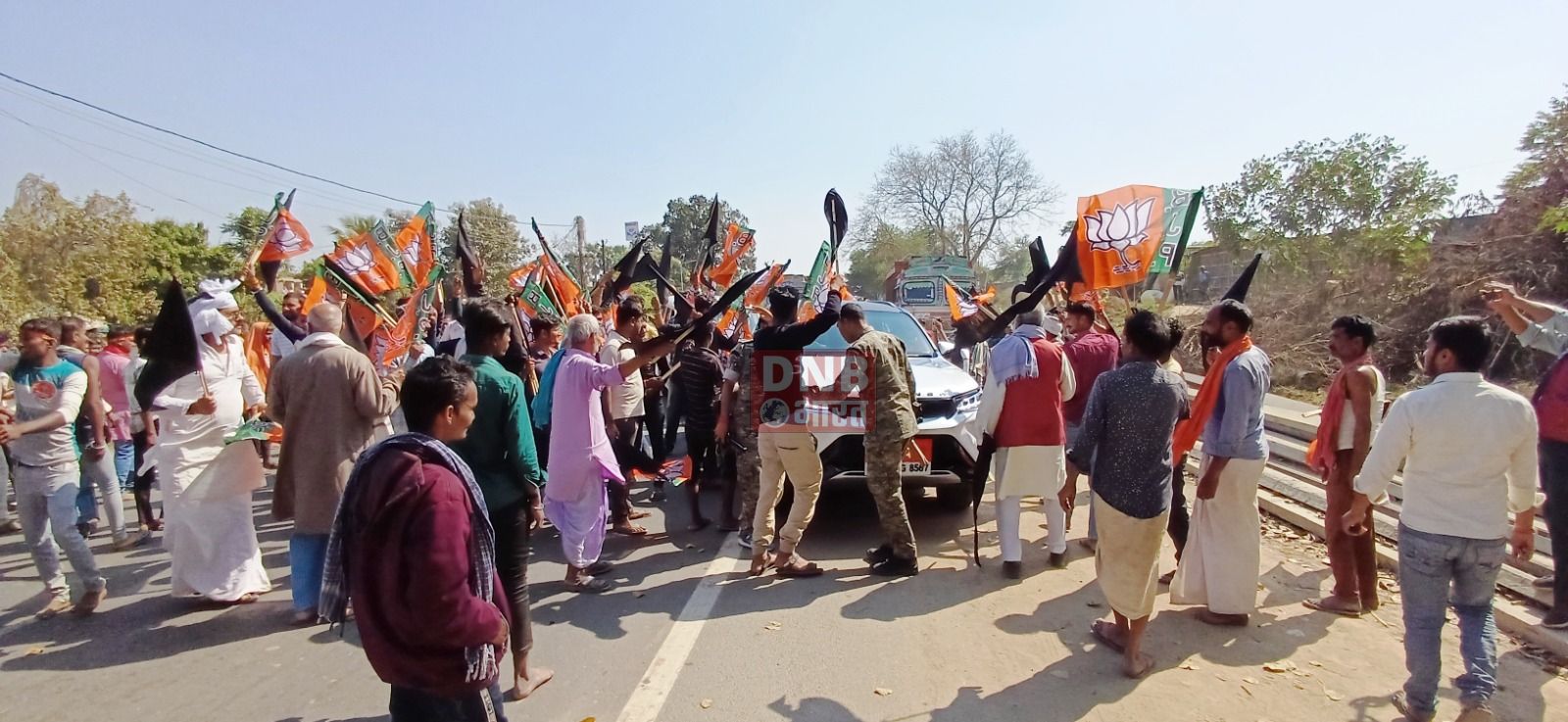 बेगूसराय सांसद सह केन्द्रीय मंत्री गिरिराज सिंह को भाजपा कार्यकर्ताओ ने काला झंडा दिखाकर किया विरोध 2