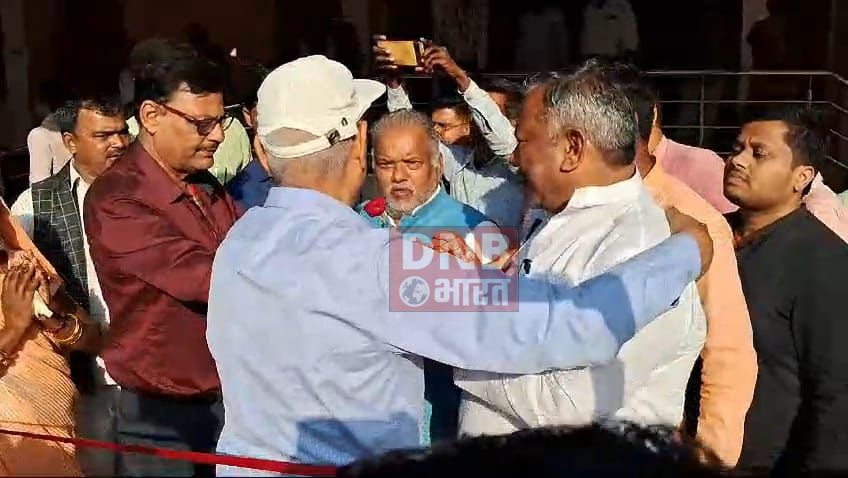 नालंदा: प्रोफेसर के द्वारा मंत्री को गले लगाने पर मंत्री श्रवण कुमार जमकर भड़के, कहा पढ़ाने आए हो या समधी मिलान करने 2