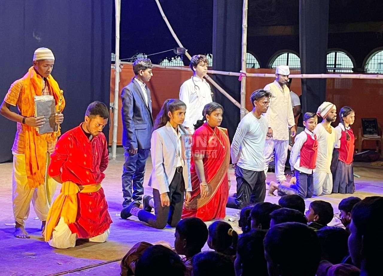 नाटक ‘भेड़िया’ समाज में छिपे शोषण करने वाले व्यक्तियों एवं समूहों का पोल खोलने का सफल प्रयास हमारे आसपास या हम सब के अंदर कहीं ना कहीं एक भेड़िया छुपा हुआ है ज़रूरी है उसे ख़त्म करना। डीएनबी भारत डेस्क  अभिनय के माध्यम से कलाकरों ने किया। नाटक  मेडिकल,शिक्षा,जातिवाद,धर्म परिवर्तन, औरतों के साथ हिंसा एक साथ कई कहानियों को साथ लेकर चल रहा था। भेड़िया इंसानी वेश-भूषा में हमारे समाज मे छिपा हुआ है। जिसको जब मौका मिलता है अपने हिस्से का नोंचना शुरु कर देता है। साथ ही भेड़ियों की नई पीढ़ी तैयार करना शुरु करता है। हमारे आसपास या हम सब के अंदर कहीं ना कहीं एक भेड़िया छुपा हुआ है ज़रूरी है उसे ख़त्म करना। वहीं अन्नदाता किसान के साथ किस प्रकार अन्याय होता है। शिक्षा के नाम पर किस प्रकार अभिभावक अपने बच्चे पर अपना विचार थोपते है,इलाज के नाम पर मेडिसिन एवं डॉक्टर किस प्रकार शोषण करते है आज भी जात के नाम पर घोड़ी पर से दूल्हे को उतार दिया जाता है और उसे प्रताड़ित किया जाता है। नाटक मे इन्हीं सब चीजों को दिखया गया था। कार्यशाला के संयोजक एवं सचिव ऋषिकेश कुमार ने बताया इस तरह के कार्यकर्म आगे होते रहेगें। मेरा प्रयास रहेगा बच्चे हर प्रकार के रंगमंच से अवगत हो। जितना ज्यादा से ज़्यादा सिखने का मौका मिले। इस नाटक का संगीत परिकल्पना एवं निर्देशन सिकंदर कुमार ने किया। जो राष्ट्रीय नाट्य विद्यालय नई दिल्ली से पास आउट है। प्रकाश परिकल्पना रवि वर्मा का था ,पोस्टर दीज्यान श्याम कुमार सहनी ने किया। नाटक में भाग लेने वाले कलाकार मुस्कान कुमारी, पूर्णिमा कुमारी,साक्षी कुमारी,आंचल कुमारी,वीजेंद्र कुमार,आकाश कुमार, कुणाल कुमार, ऋषि कुमार,राजेश कुमार,आयुष कुमार,प्रिंस कुमार,रोहित कुमार,शिवम कुमार ,धर्मवीर कुमार एवं शिवांग श्रेष्ठ ने अभिनय से दर्शकों को भाव-विभोर कर दिया।बताते चलें कि बाल रंगमंच आर्ट एण्ड कल्चरल सोसाइटी मल्हीपुर के द्वारा आयोजित 15 दिवसीय नाट्य कार्यशाला का समापन भेड़िया नाटक की प्रस्तुति से हुआ।यह नाटक प्रयोग के नये आयामों को लेकर उपस्थित हुआ। कलाकार अपनी शारीरिक गतिविधि एवं प्रतीकों के माध्यम से कहानी को कहने का सफल प्रयास किया। नाटक में एक भी संवाद नहीं था। दर्शकों के लिए यह बिल्कुल नया अनुभव था।और दर्शकों ने इस प्रयोग को स्वीकारा भी। इससे बिना एक भी संवाद का नाट्य रूपांतरण सम्भव कर दिखाया कलाकरों ने। यह कलाकरों के लिए भी नई चीज है। बेगूसराय बीहट संवाददाता धरमवीर कुमार की रिपोर्ट नाटक ‘भेड़िया’ समाज में छिपे शोषण करने वाले व्यक्तियों एवं समूहों का पोल खोलने का सफल प्रयास हमारे आसपास या हम सब के अंदर कहीं ना कहीं एक भेड़िया छुपा हुआ है ज़रूरी है उसे ख़त्म करना। डीएनबी भारत डेस्क  अभिनय के माध्यम से कलाकरों ने किया। नाटक  मेडिकल,शिक्षा,जातिवाद,धर्म परिवर्तन, औरतों के साथ हिंसा एक साथ कई कहानियों को साथ लेकर चल रहा था। भेड़िया इंसानी वेश-भूषा में हमारे समाज मे छिपा हुआ है। जिसको जब मौका मिलता है अपने हिस्से का नोंचना शुरु कर देता है। साथ ही भेड़ियों की नई पीढ़ी तैयार करना शुरु करता है। हमारे आसपास या हम सब के अंदर कहीं ना कहीं एक भेड़िया छुपा हुआ है ज़रूरी है उसे ख़त्म करना। वहीं अन्नदाता किसान के साथ किस प्रकार अन्याय होता है। शिक्षा के नाम पर किस प्रकार अभिभावक अपने बच्चे पर अपना विचार थोपते है,इलाज के नाम पर मेडिसिन एवं डॉक्टर किस प्रकार शोषण करते है आज भी जात के नाम पर घोड़ी पर से दूल्हे को उतार दिया जाता है और उसे प्रताड़ित किया जाता है। नाटक मे इन्हीं सब चीजों को दिखया गया था। कार्यशाला के संयोजक एवं सचिव ऋषिकेश कुमार ने बताया इस तरह के कार्यकर्म आगे होते रहेगें। मेरा प्रयास रहेगा बच्चे हर प्रकार के रंगमंच से अवगत हो। जितना ज्यादा से ज़्यादा सिखने का मौका मिले। इस नाटक का संगीत परिकल्पना एवं निर्देशन सिकंदर कुमार ने किया। जो राष्ट्रीय नाट्य विद्यालय नई दिल्ली से पास आउट है। प्रकाश परिकल्पना रवि वर्मा का था ,पोस्टर दीज्यान श्याम कुमार सहनी ने किया। नाटक में भाग लेने वाले कलाकार मुस्कान कुमारी, पूर्णिमा कुमारी,साक्षी कुमारी,आंचल कुमारी,वीजेंद्र कुमार,आकाश कुमार, कुणाल कुमार, ऋषि कुमार,राजेश कुमार,आयुष कुमार,प्रिंस कुमार,रोहित कुमार,शिवम कुमार ,धर्मवीर कुमार एवं शिवांग श्रेष्ठ ने अभिनय से दर्शकों को भाव-विभोर कर दिया।बताते चलें कि बाल रंगमंच आर्ट एण्ड कल्चरल सोसाइटी मल्हीपुर के द्वारा आयोजित 15 दिवसीय नाट्य कार्यशाला का समापन भेड़िया नाटक की प्रस्तुति से हुआ।यह नाटक प्रयोग के नये आयामों को लेकर उपस्थित हुआ। कलाकार अपनी शारीरिक गतिविधि एवं प्रतीकों के माध्यम से कहानी को कहने का सफल प्रयास किया। नाटक में एक भी संवाद नहीं था। दर्शकों के लिए यह बिल्कुल नया अनुभव था।और दर्शकों ने इस प्रयोग को स्वीकारा भी। इससे बिना एक भी संवाद का नाट्य रूपांतरण सम्भव कर दिखाया कलाकरों ने। यह कलाकरों के लिए भी नई चीज है। बेगूसराय बीहट संवाददाता धरमवीर कुमार की रिपोर्ट 3