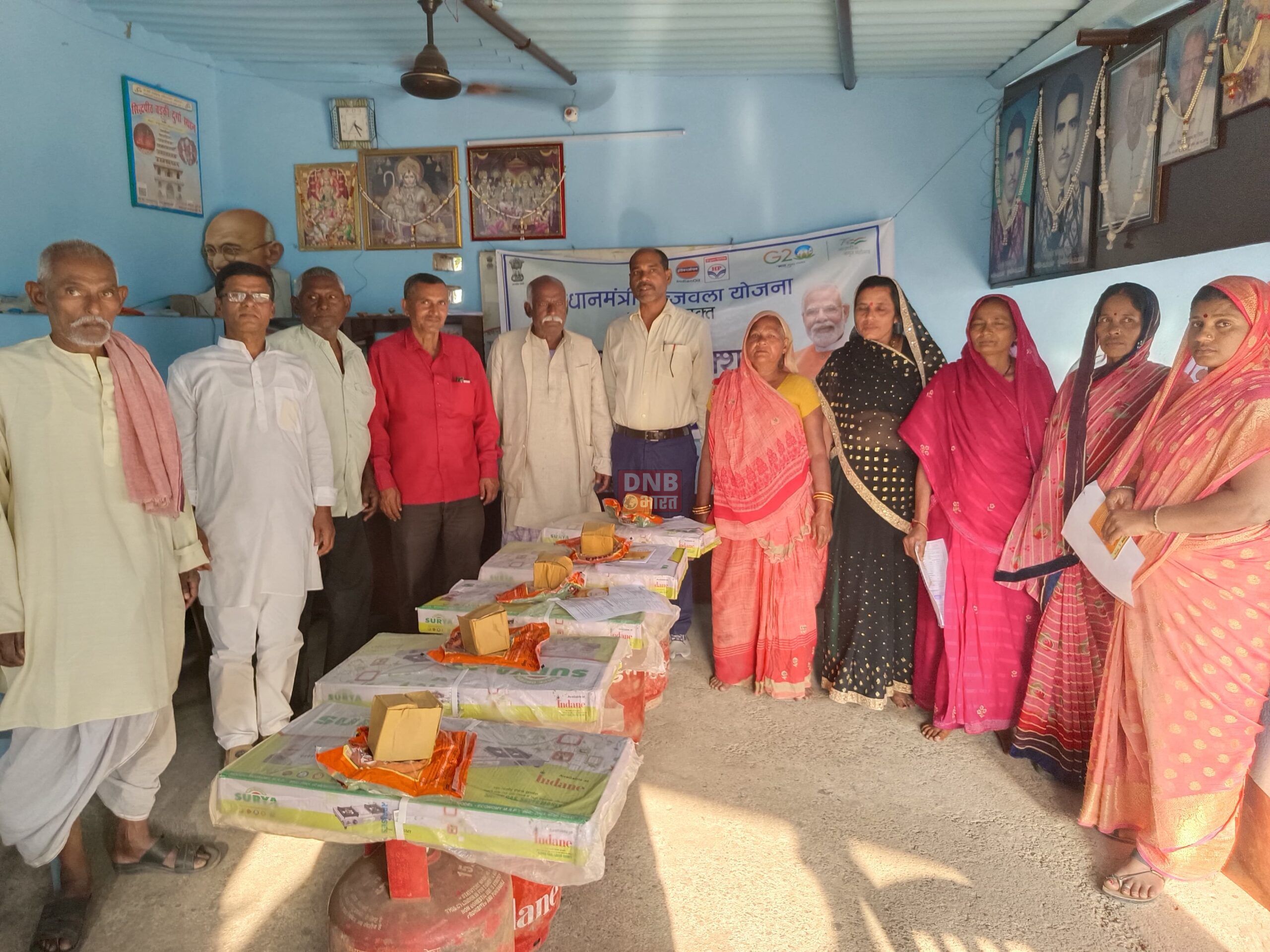 आचार संहिता से पुर्व राष्ट्रकवि दिनकर इण्डेन ग्रामीण वितरण ने पांच महिलाओं के बीच उज्ज्वला गैस कनेक्शन का किया गया वितरण 3