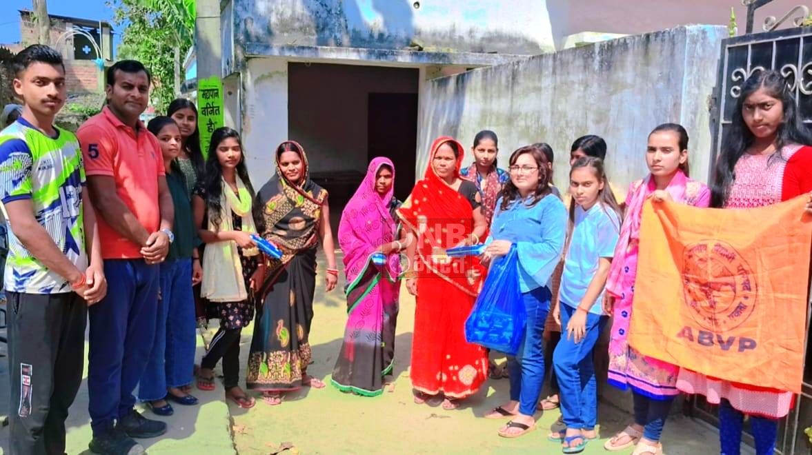 कल्पना चावला के जयंती पर अखिल भारतीय विद्यार्थी परिषद ने दलित मोहल्ले में जाकर महिलाओं के बीच सेनेटरी नैपकिन के प्रति किया जागरुक 5