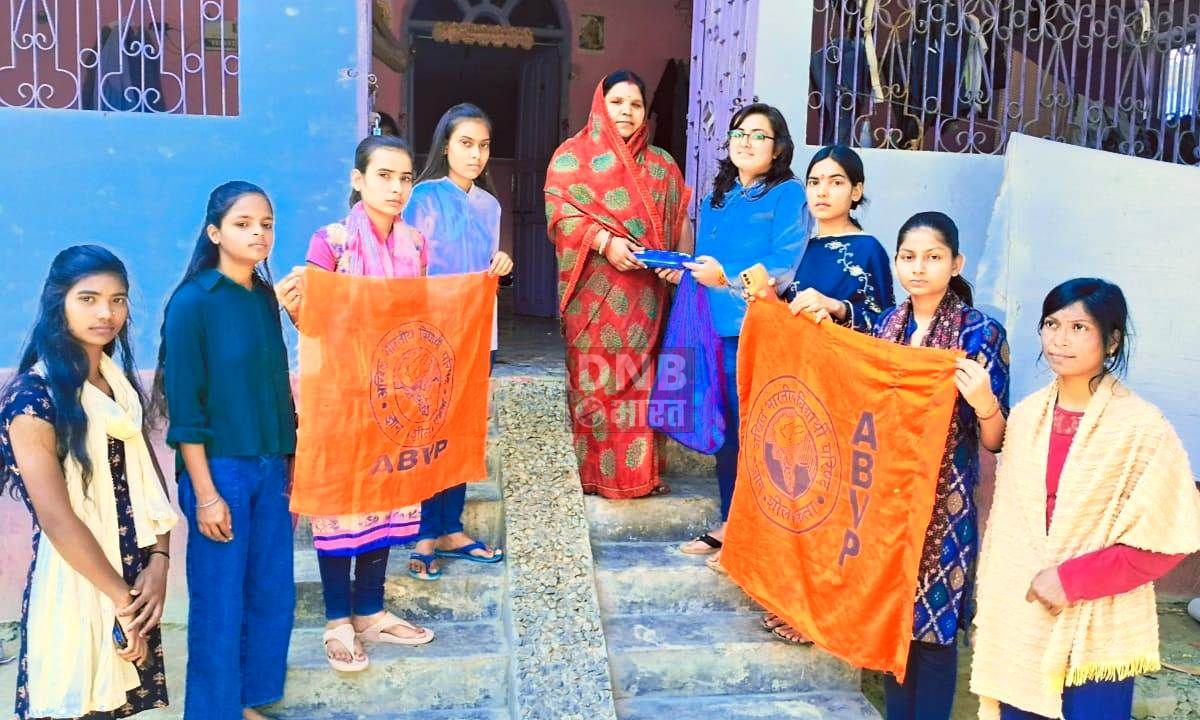 कल्पना चावला के जयंती पर अखिल भारतीय विद्यार्थी परिषद ने दलित मोहल्ले में जाकर महिलाओं के बीच सेनेटरी नैपकिन के प्रति किया जागरुक 2